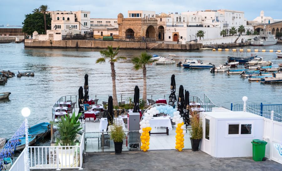 La salle du restaurant, ouverte sur la mer