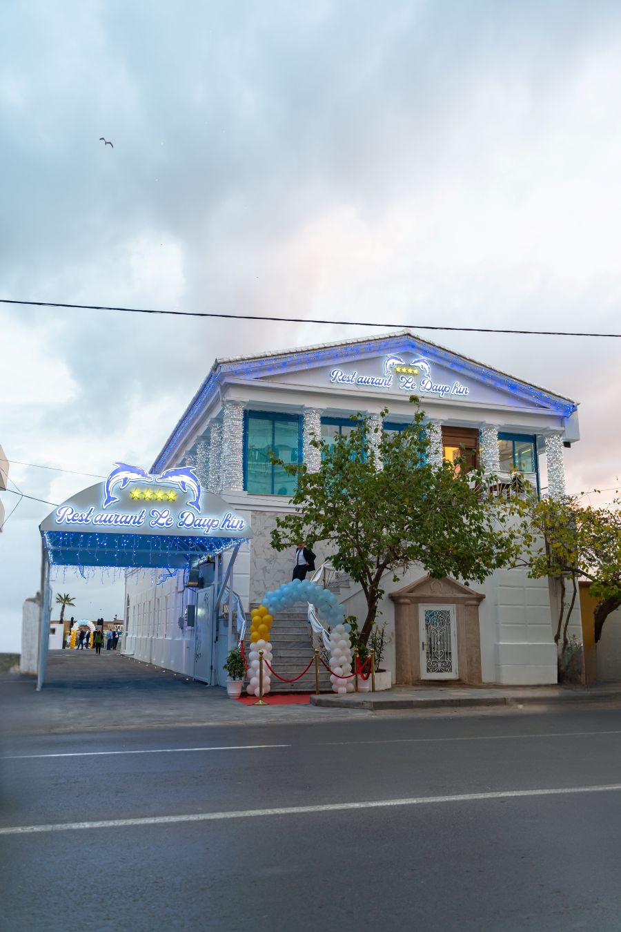 La façade illuminée du Restaurant Le Dauphin, à la Pêcherie d'Alger